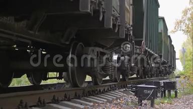 在美丽的秋林上，火车在铁路上缓慢地<strong>快速行驶</strong>。 3840x2160